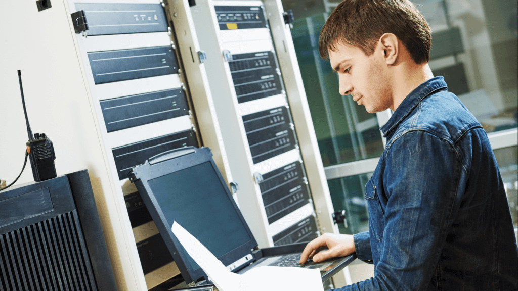 Ein Fachinformatiker bei der Arbeit am Serverschrank